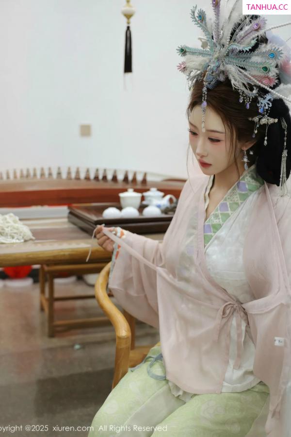   [XiuRen]高清写真图 2025.09.05 No.10736 梨霜儿 浅色古装第42张图片